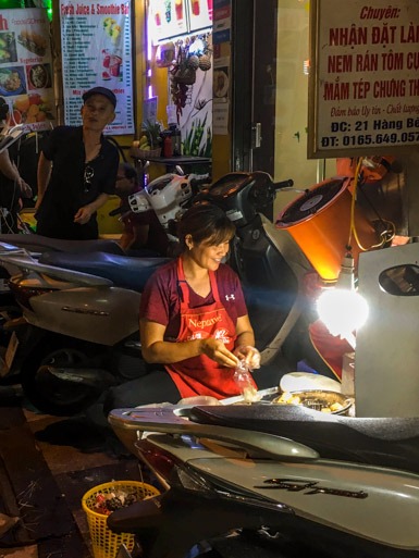 hanoi-street-food-tour-spring-roll-lady
