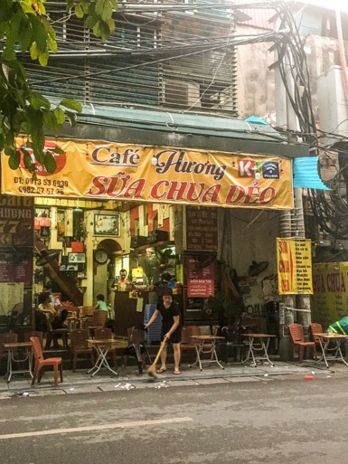 hanoi-street-food-tour-sua-chua-deo-laden
