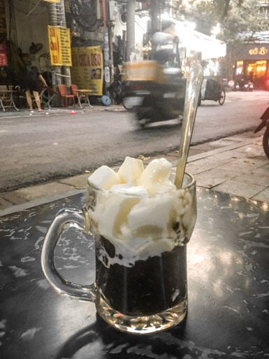 hanoi-street-food-tour-sua-chua-deo