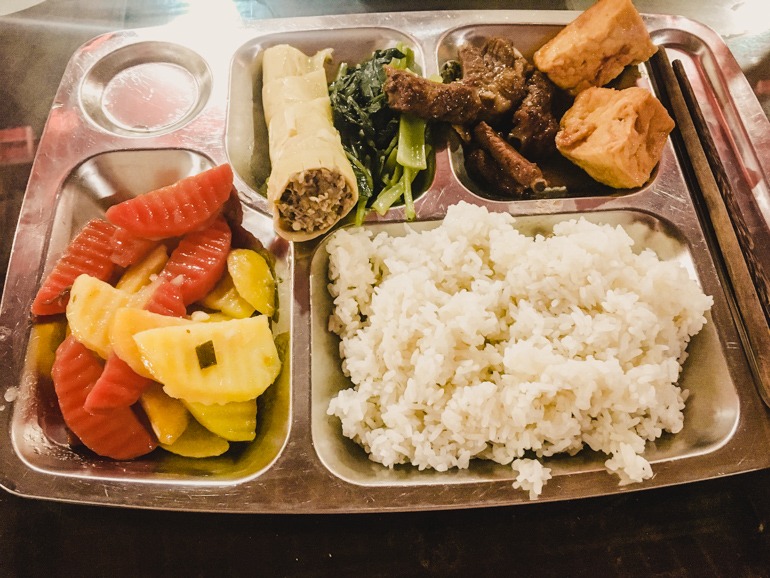 sleeper-bus-vietnam-food